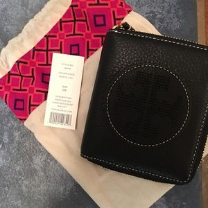 NWT Tory Burch Perforated Logo Medium ZIP Wallet